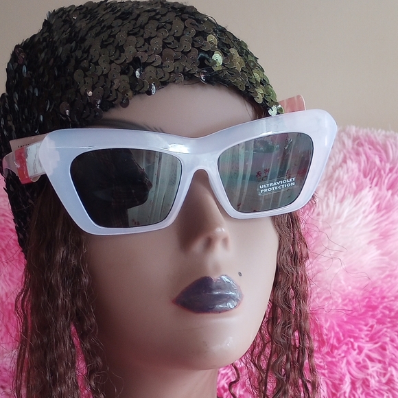 Cat Eyes Sunglasses. White ONLY. Green is for show - Picture 8 of 9